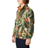 Polar Columbia de hombre con estampado geométrico en tonos azul, celeste y marrón. Tiene cuello alto, cierre de botones a presión y bolsillo con cierre en el pecho.