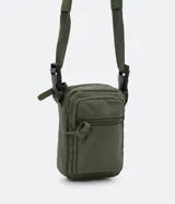 Bolso mini bag color verde militar, con correa ajustable y bolsillo frontal con cierre.