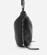 Bolso hobo grande desestructurado de PU color negro, con correa de mano, correa larga desmontable, cierre lateral ajustable con tiradores y cierre superior.