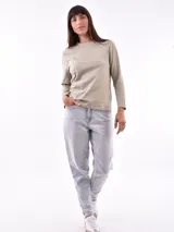Remera blanca de manga larga con estampa rectangular dorada con diseño animal print y texto 'Fearless, fierce & fabulous'.