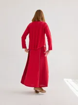 Falda larga de corte recto, con panel central color beige y paneles laterales color negro.