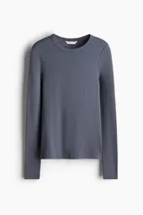Remera entallada de manga larga con cuello redondo, color gris azulado.