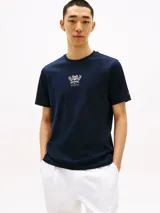 Remera azul marino de algodón con cuello redondo y logo bordado en el pecho.