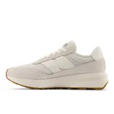 Championes New Balance de la serie 370 inspiradas en el estilo de los años 70. La parte superior está hecha de gamuza y malla. La entresuela de espuma EVA elevada absorbe los impactos y proporciona un alto nivel de comodidad. La suela dotada de un dibujo clásico garantiza un buen agarre al suelo.