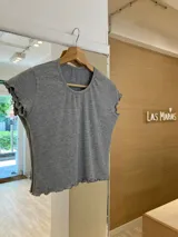 Remera gris de morley de algodón, de manga corta con terminación fruncida.