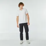 Remera polo blanca de piqué de algodón con estampado de pequeñas figuras negras.