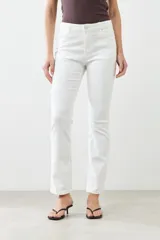 Pantalón de jean blanco, de corte recto.