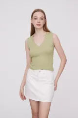 Musculosa verde de viscosa con cuello en V y corte ajustado.