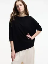 Sweater color crema de mangas 3/4, fit amplio y largo más largo en la parte trasera.