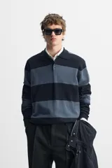 Polo relaxed fit de punto tejido en hilatura de algodón. Cuello solapa con cierre frontal de botonadura. Manga larga. Acabados en rib.
