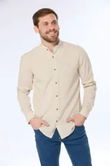 Camisa negra de lino con cuello mao y manga larga.