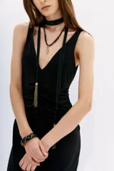 Vestido largo al tobillo color negro, ajustado al cuerpo, con escote pronunciado y drapeados en frente y espalda.