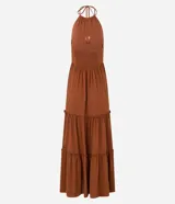Vestido largo midi marrón con escote halter, espalda descubierta y falda con volados.