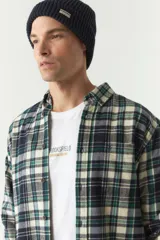 Camisa de viyela a cuadros rojos y azules, corte regular y logo bordado.