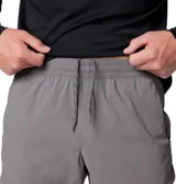 Pantalón deportivo gris de corte ajustado con cintura elástica ajustable con cordón, puños elásticos, bolsillos de malla y detalles reflectantes. Con tecnología Omni-Shield™ que repele la humedad y resiste las manchas.