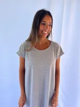 Vestido gris de morley de algodón, corte recto y mangas cortas.