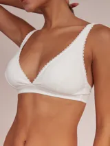 Soutien halter blanco de algodón con breteles finos y detalle de puntilla en escote y breteles.