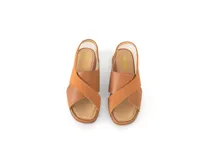 Sandalias de cuero color caramelo con tiras cruzadas, talón con elástico interno y plantilla acolchada.