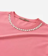 Blusa rosa de algodón con cuello redondo y aplicación de perlas artificiales y strass.