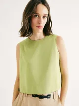 Blusa verde sin mangas, de corte recto y cuello redondo.