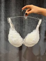 Bralette blanco de encaje con copas triangulares y breteles regulables.