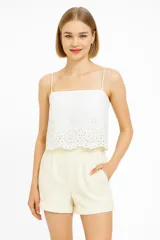 Blusa blanca de algodón con broderie y cuello cuadrado, breteles finos.