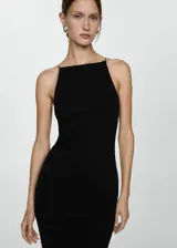 Vestido midi negro de algodón con elastano, corte ajustado, cuello halter y tirantes finos.