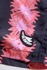 Short de baño negro con estampado de flores rosas, cintura elástica con cordón regulable, bolsillos laterales y bolsillo trasero con cierre.