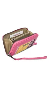 Billetera mediana de símil cuero color rosa, combinada con telar de colores amarillo, rosa y negro. Tiene compartimento interior con tarjeteros y cierre interior, monedero con cierre alrededor y correa de mano desmontable.