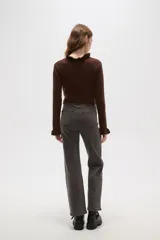 Pantalon de jean gris de corte recto y tiro alto, con cierre frontal y bolsillos laterales.