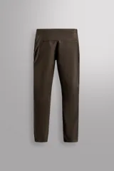 Pantalón de jogging color marrón oscuro, corte regular fit, confeccionado en tejido técnico ligero y elástico. Cuenta con cintura elástica ajustable con cordón, bolsillos frontales con cierre de cremallera, bolsillo trasero con cierre de cremallera oculta en costura y bajo ajustable con elástico.