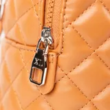 Mochila color habano con diseño acolchado en símil cuero, costuras a tono y herrajes plateados. Tiene acceso con cierre, dos compartimentos, un bolsillo interno con cierre y dos abiertos. La correa es regulable y el interior es de tela de algodón y poliéster.