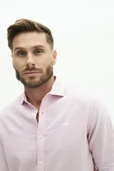 Camisa de manga larga color verde oliva, confeccionada en una mezcla de lino y algodón. Presenta un corte semi slim, cuello camisero y un pequeño logo bordado en el pecho.