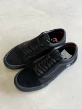 Championes Vans Skate Old Skool, color negro, con franja lateral Sidestripe™ y suela vulcanizada con patrón Waffle. Confeccionados en gamuza y lona, con refuerzos Duracap™ y plantillas PopCush™.