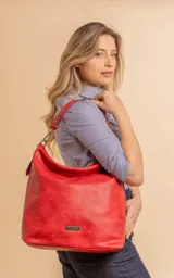 Cartera bandolera roja de símil cuero con dos divisiones internas, asa corta fija y correa larga regulable.