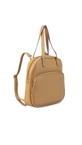 Mochila color camel con doble asa superior y correas traseras regulables. Incluye bolsillo frontal con cierre y compartimento interno para ipad.