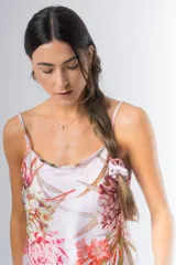 Pijama de seda estampada, compuesto por musculosa con escote en V y espalda recta, y short con elástico en la cintura. Puede incluir detalle de puntilla en el escote.