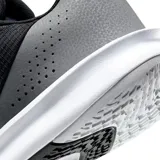 Championes de básquet Nike Precision 7, color negro con detalles en gris y blanco.