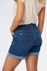 Short de jean azul con spandex y dobladillo.