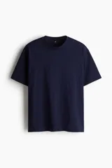 Remera azul marino de punto de algodón pesado, con cuello redondo ribeteado, hombros caídos y bajo recto. Corte holgado.