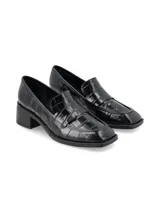 Zapato mocasín de cuero con textura croco color negro, de punta cuadrada y taco cuadrado de 5 cm.