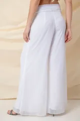 Pantalón palazzo de gasa color marrón con lazo en la cintura.