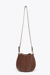 Bolso marrón formato saca con asa de mano y tira bandolera extraíble. Incluye cartera con bolsillo extraíble y cierre mediante botón imantado.