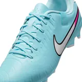 Championes de fútbol Nike Tiempo Legend 10 Academy, color rosa degradado a blanco, con swoosh negro texturizado. Presentan tacos moldeados en la suela y una lengüeta de ajuste con logo Nike.