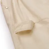 Pantalón cargo color crema, de corte ancho, con bolsillos laterales y costuras a la vista.