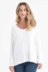 Remera blanca de manga larga con escote en V.