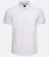Camisa de hombre de manga corta, color blanco, con cuello abotonado y corte slim fit.