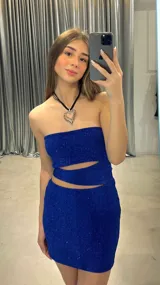 Vestido corto strapless de lurex azul eléctrico con corte a la cintura y falda ajustada.