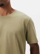 Camiseta básica de manga corta, cuello redondo y calce regular, color rojo jaspeado.