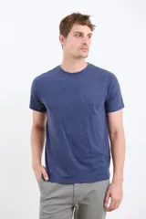 Remera manga corta color verde con logo pequeño en el pecho.